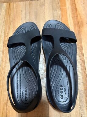 CROCS Black Slip-On T-Strap Sandals